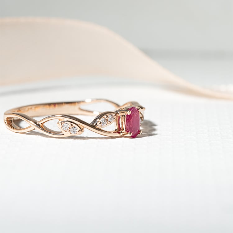 Zlatý rubínový prsteň s diamantmi Brielly 125329