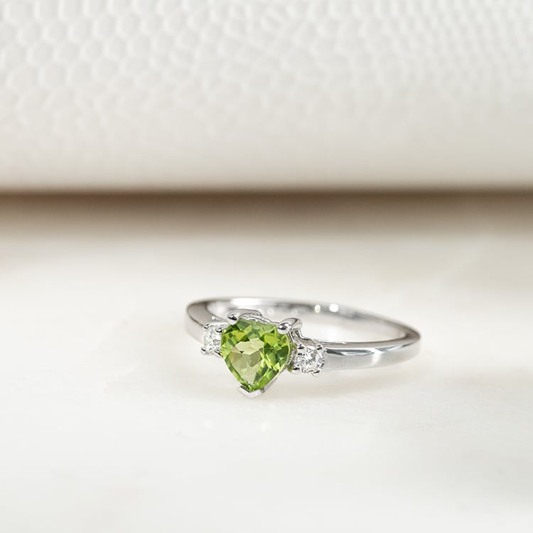 Zlatý prsteň so srdiečkovým olivínom a diamantmi Vinny 133312