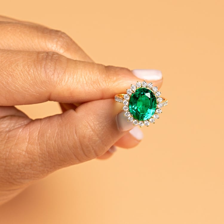 Zlatý halo prsteň s oválnym lab-grown smaragdom a diamantmi Willie 136569