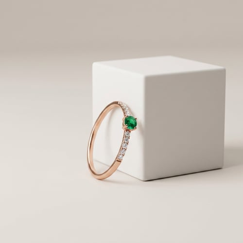 Strieborný prsteň so smaragdom a bočnými lab-grown diamantmi Nikey