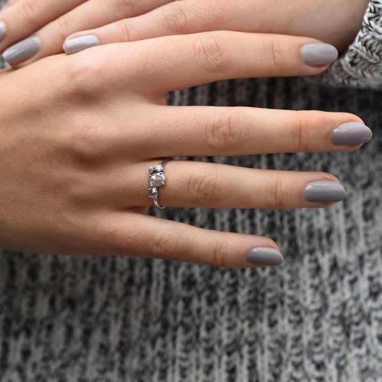 Zlatý netradičný prsteň so zafírom 49091