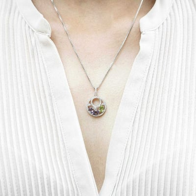Strieborný náhrdelník s olivínom a ametystmi