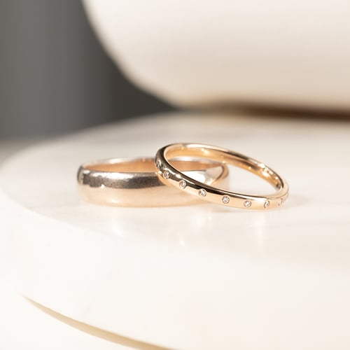 Zlatá eternity obrúčka s lab-grown diamantmi a pánsky komfortný prsteň Ivili