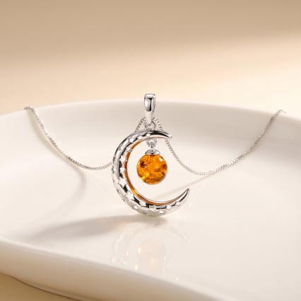 Strieborný jantárový prívesok v tvare mesiaca Lana