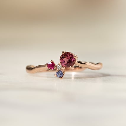 Cluster prsteň s turmalínom, tanzanitom, rubínom a diamantom Roche