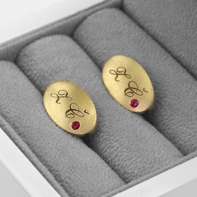 Manžetové gombíky s gravírom a rubínmi 47034