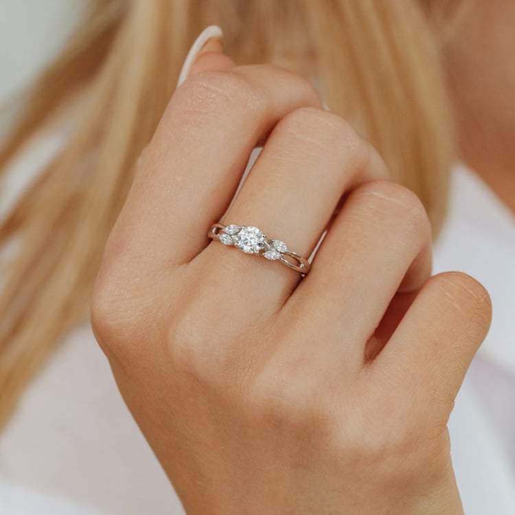 Zlatý zásnubný prsteň s diamantmi Fera 163692