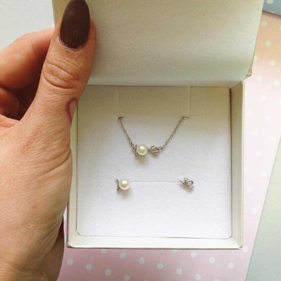 Strieborný náhrdelník s perlou