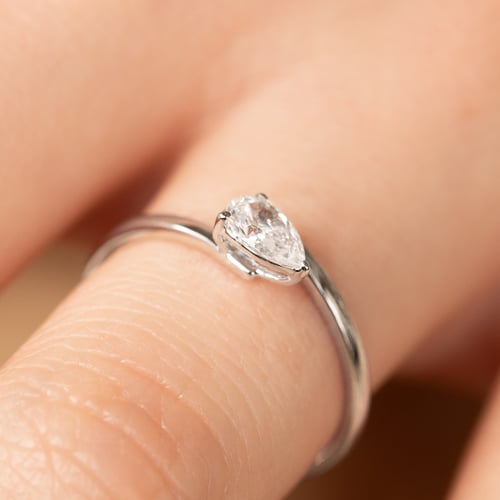 Atypický zásnubný prsteň s pear diamantom Carol