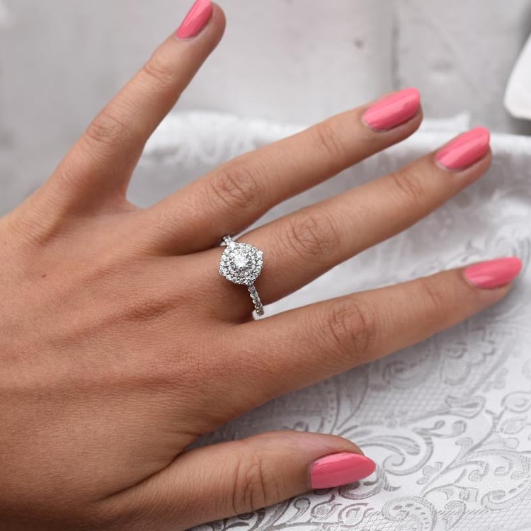 Zlatý diamantový zásnubný prsteň v halo štýle 68397