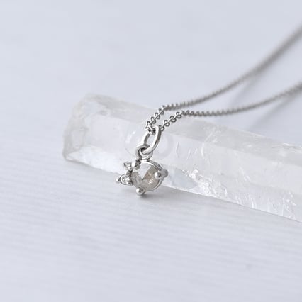 Zlatý prívesok so salt and pepper diamantom Neviah