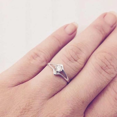 Zásnubný prsteň s diamantom 