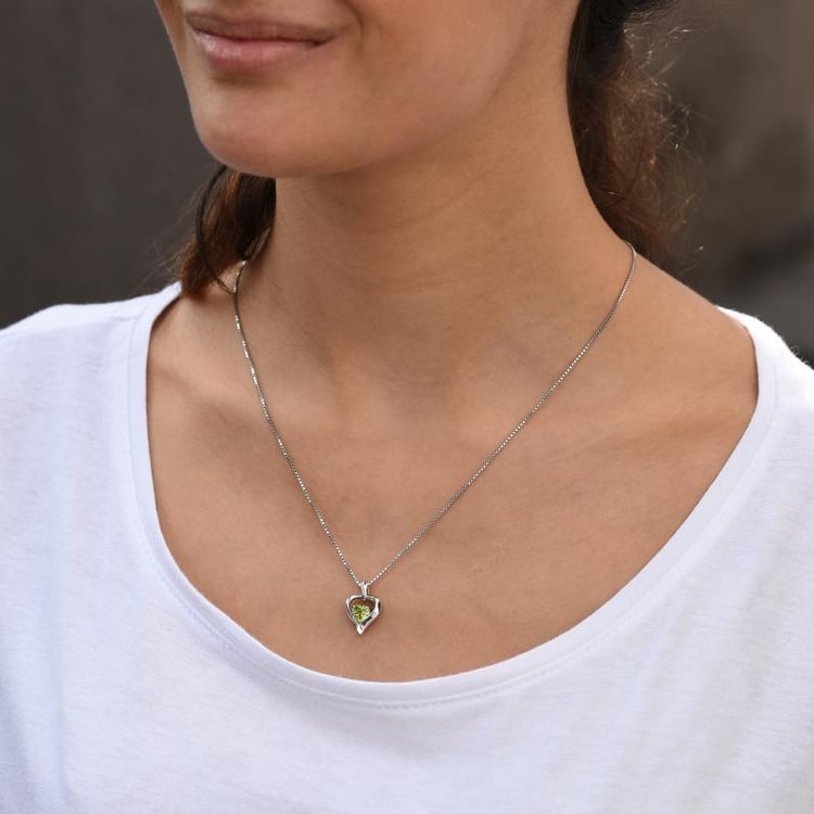 Olivínové srdiečko vo strieborném náhrdelníku 42824