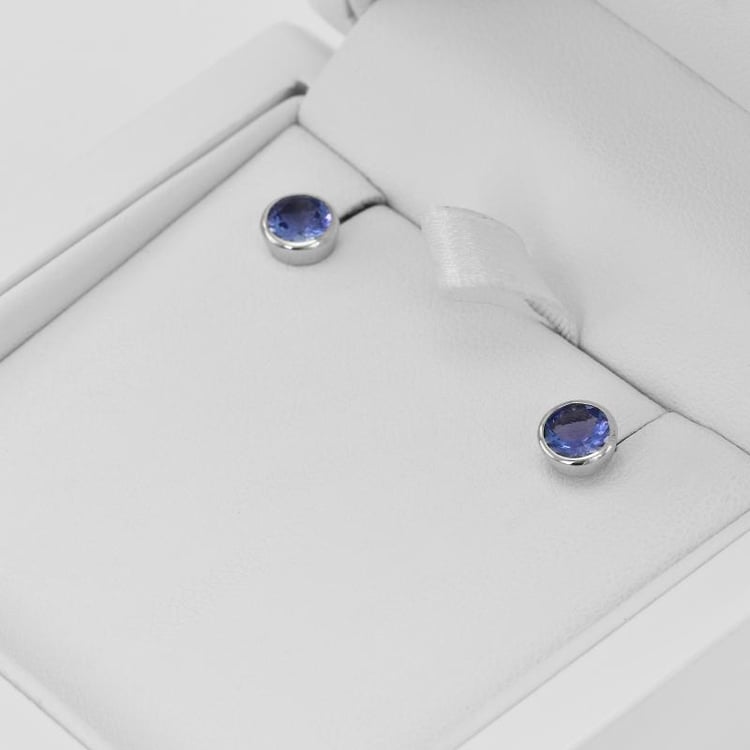 Strieborné bezel náušnice s tanzanitmi Sontre 102708