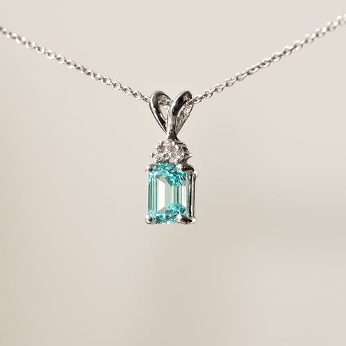 Zlatý prívesok s emerald lab-grown paraiba turmalínom a diamantmi Lucas