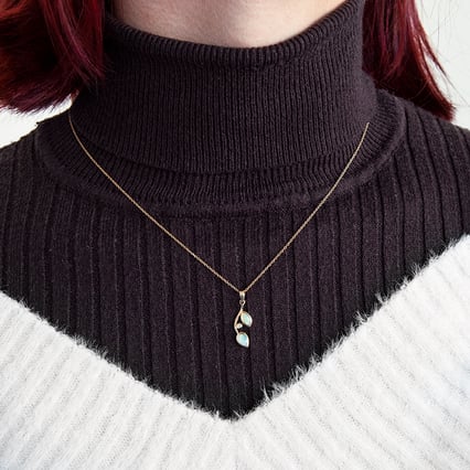 Opálový prívesok v tvare lístkov s diamantom Dayna