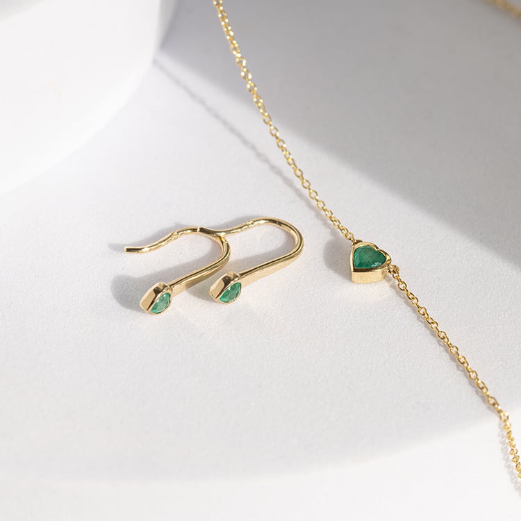 Visiace náušnice so smaragdovými srdiečkami Levy 145108