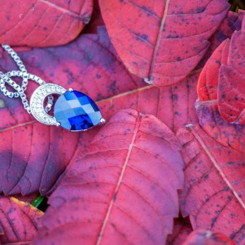 Náhrdelník s temným zafírom 14379