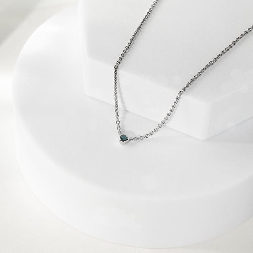 Strieborný minimalistický náhrdelník s modrým diamantom Vieny