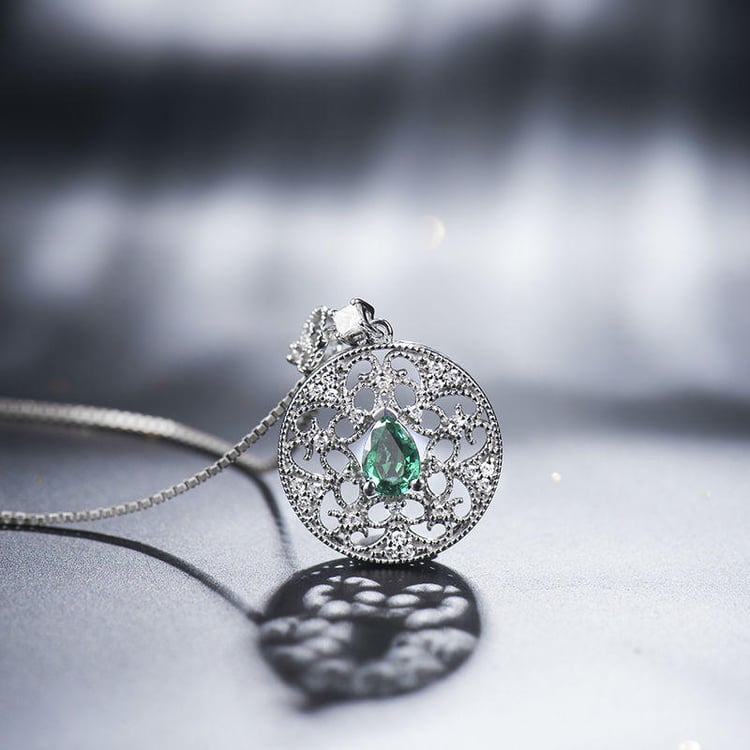 Zelený smaragd v náhrdelníku 17830