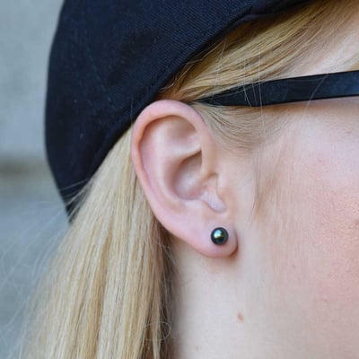 Zlaté náušnice s čiernymi perlami 