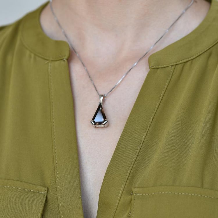 Strieborný náhrdelník s dymovým quartzom Rishi 20458