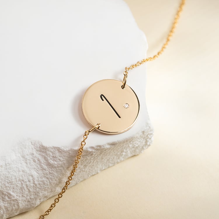 Zlatý náramok s diamantom a vygravírovaným písmenom Berul 150449