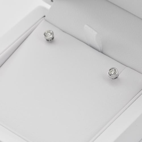 Náušnice s bezel osadenými 0.20 ct diamantmi Kamali