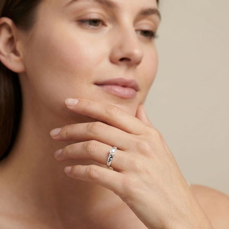 Strieborný prsteň s bielou perlou a zirkónmi Shad 166411