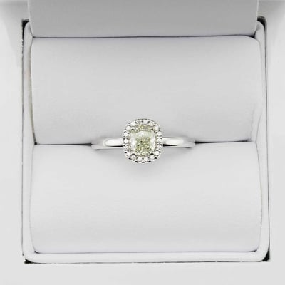 Diamantový zásnubný prsteň