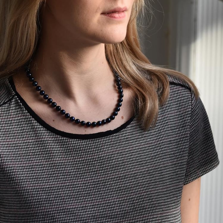 Strieborný náhrdelník s čiernými perlami 50896