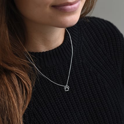 Psia labka v zlatom prívesku Dellie