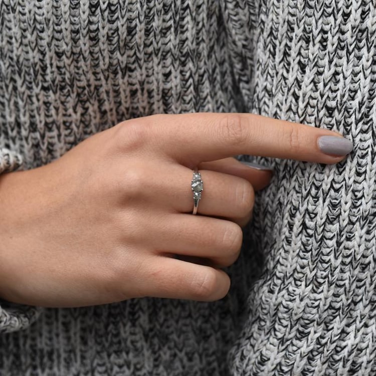 Prsteň s tromi salt and pepper diamantmi 49011