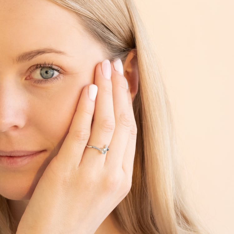 Strieborný cluster prsteň s akvamarínom, zafírom, mesačným kameňom a diamantom Roche 116104