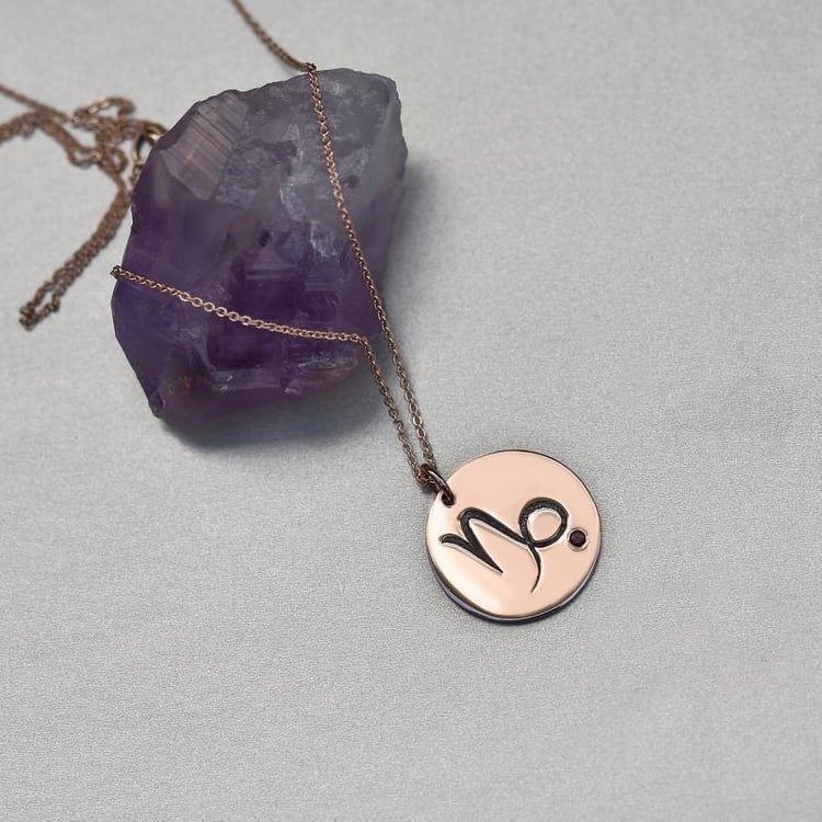 Strieborný prívesok so znamením a granátom Kozorožec 103441