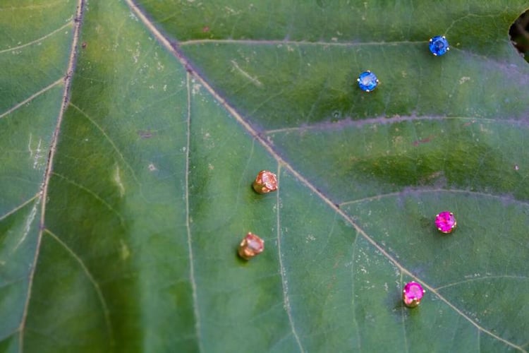 Zlaté náušnice s modrými zafírmi 7364