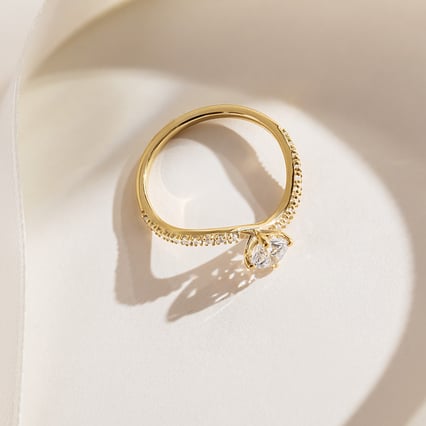 Atypický zásnubný prsteň s diamantom Elise