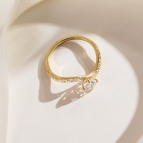 Atypický zásnubný prsteň s diamantom Elise