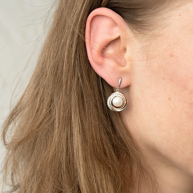 Visiace strieborné náušnice s perlami Taniwi 121367