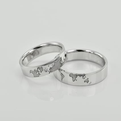 Svadobné obrúčky zo zlata s vygravírovanou zemeguľou a diamantom Yoshi