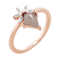 Prsteň so salt and pepper diamantom a a bielymi moissanitmi Madi