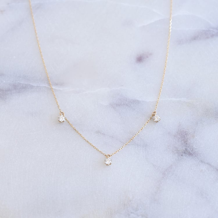 Jemný náhrdelník s tromi diamantmi 87066