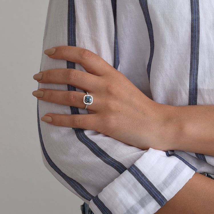 Zlatý halo prsteň s cushion londýnskym topazom 67141