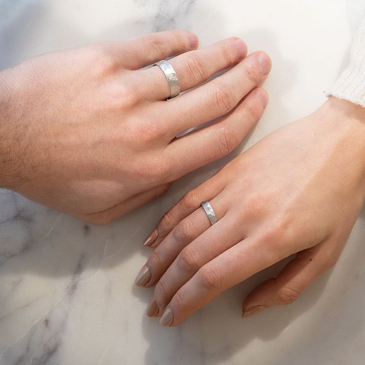 Tepané a škrabané snubné prstene so srdcom a diamantom Harri 102550