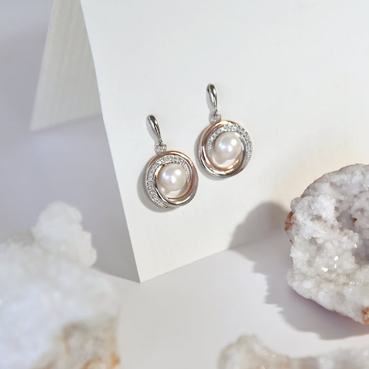 Visiace strieborné náušnice s perlami Taniwi 108431