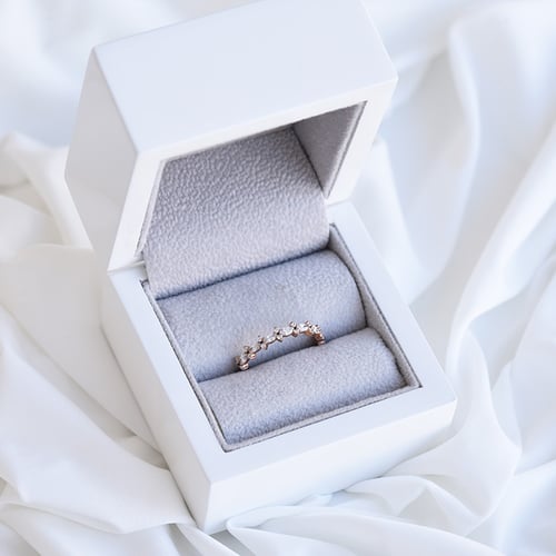 Romantický eternity prsteň s diamantmi Diarmait