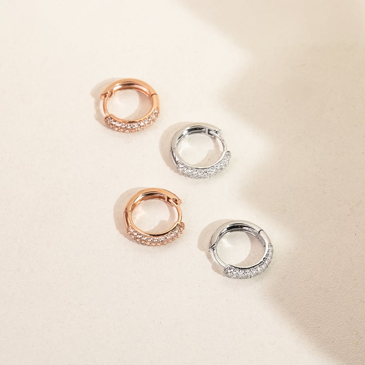 Strieborné pavé kruhové náušnice s bielymi topazmi Shaviv 149137