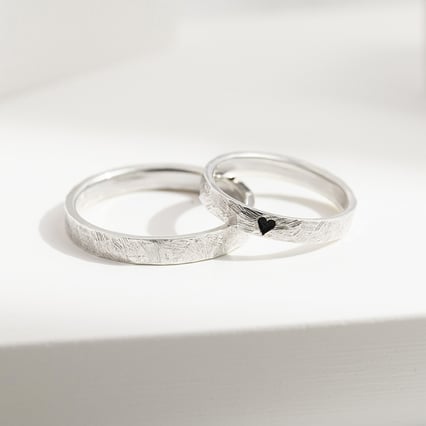 Platinové tepané svadobné obrúčky so škriabanym povrchom s enamelovým srdcom Vaiole