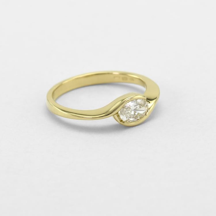 Zásnubný prsteň s oválnym diamantom zo zlata 46827