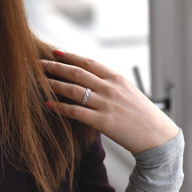 Obrúčka zo zlata s reliéfom 52620